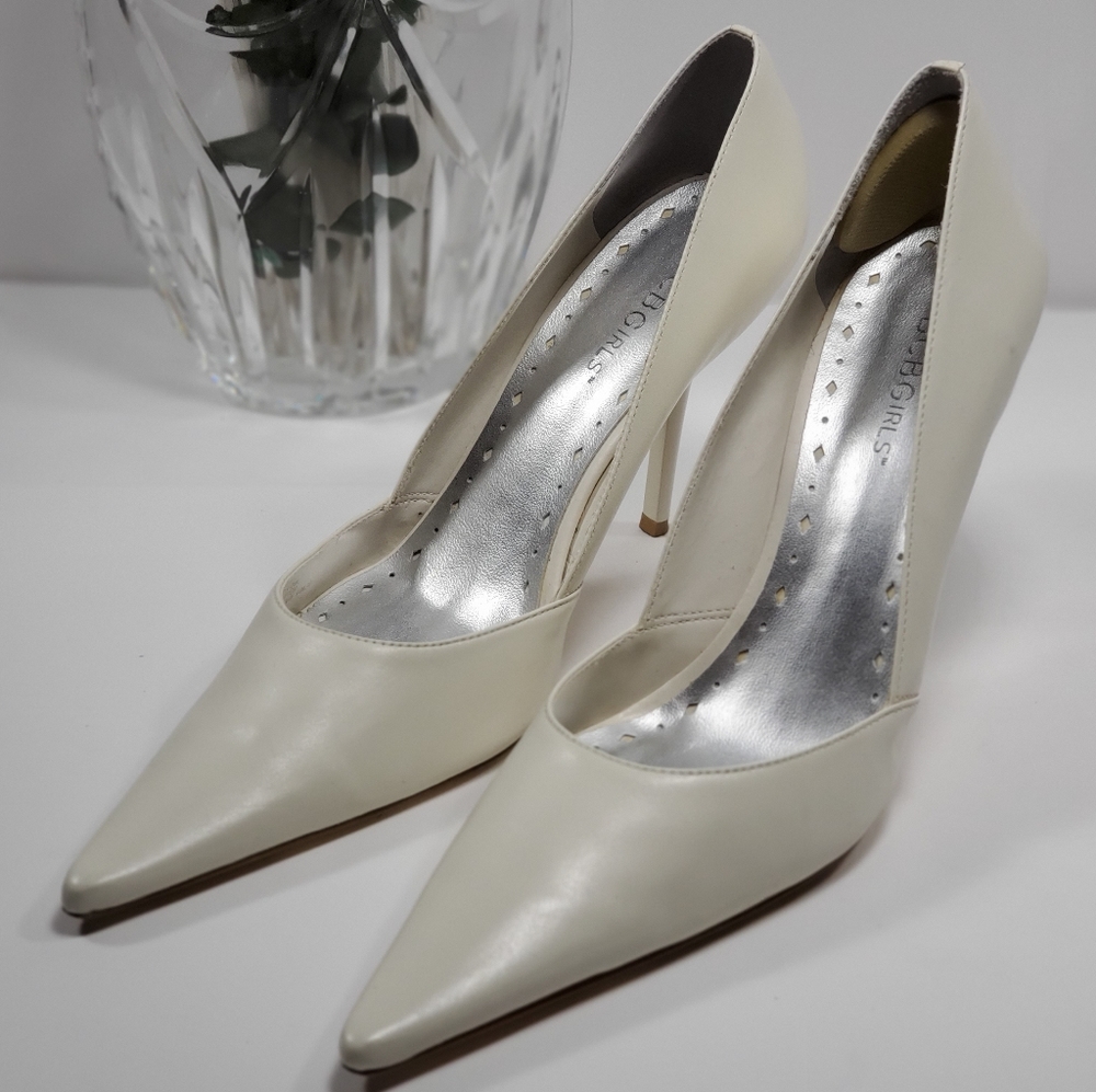 BCBG Ivory White D'orsay Pointy-Toe Size 9.5